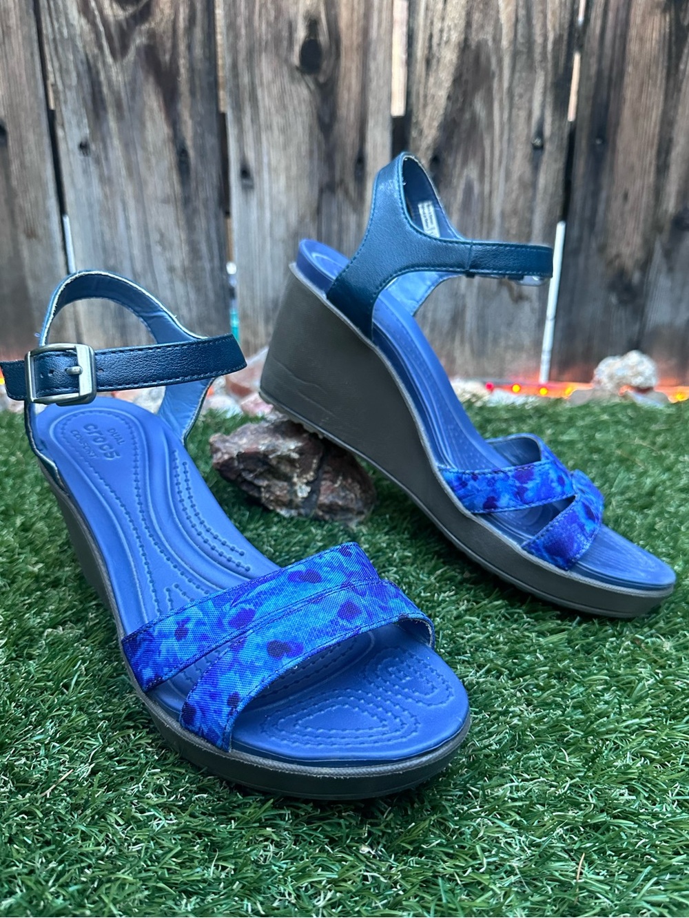 Crocs Leigh II Ankle Strap Wedge Sandal Womens Nautical Navy/ Walnut - Picture 3 of 7